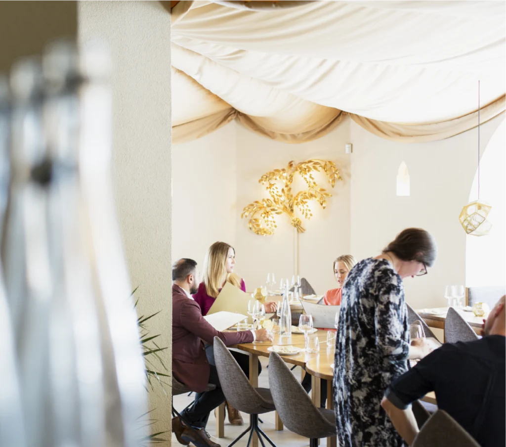 Personas-en-salón-de-eventos