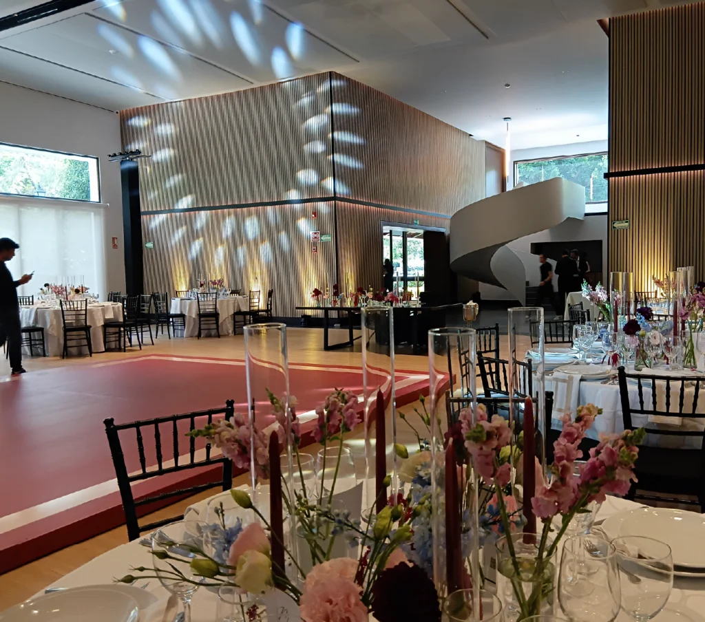 Salón-de-eventos-montado-y-decorado