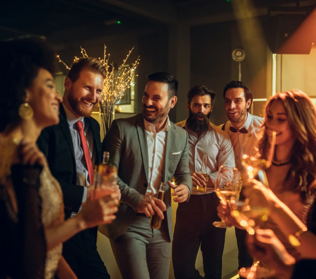 Grupo-de-personas-divirtiéndose-en-evento-privado