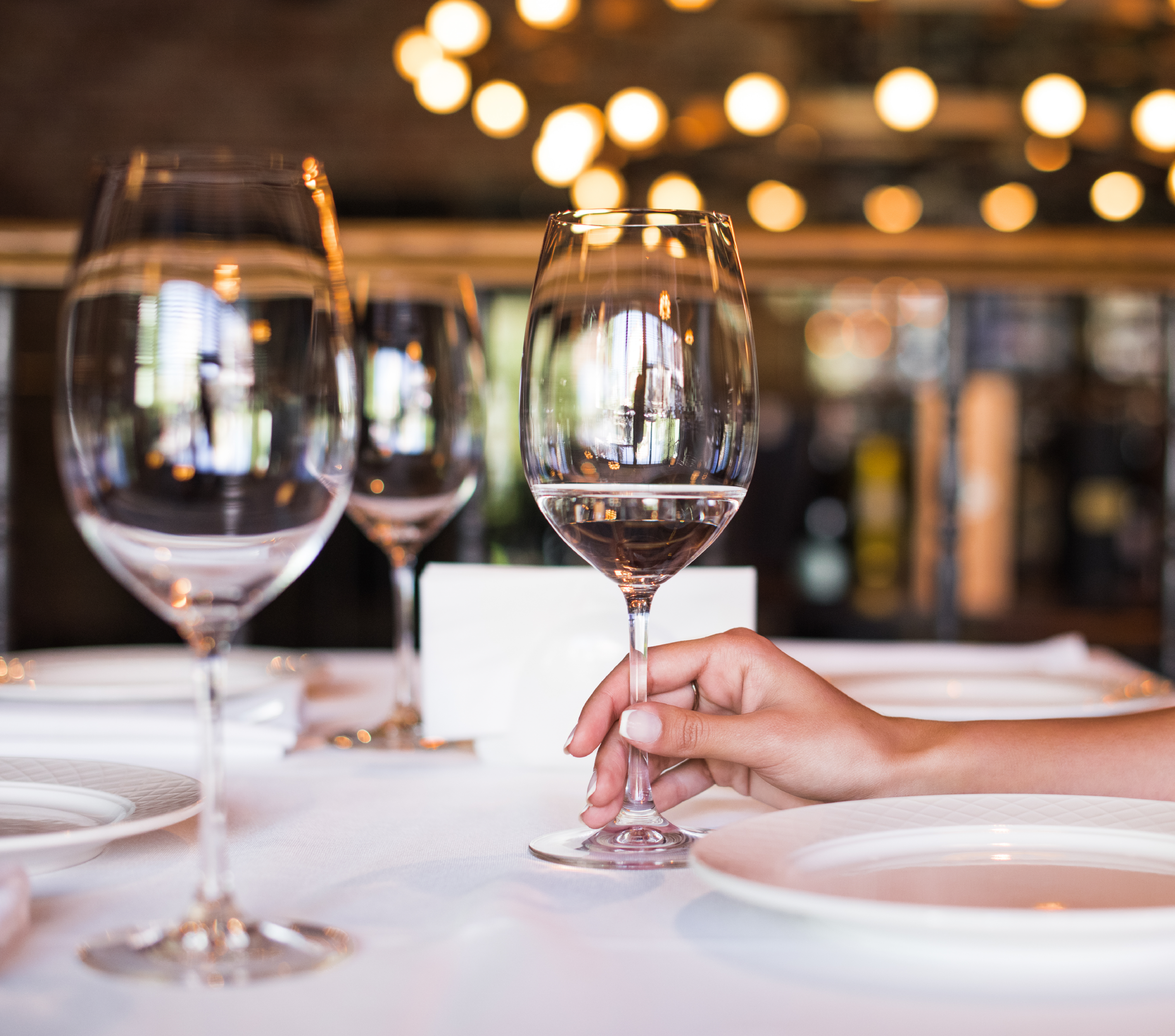 Mano-de-mujer-tomando-copa-de-vino
