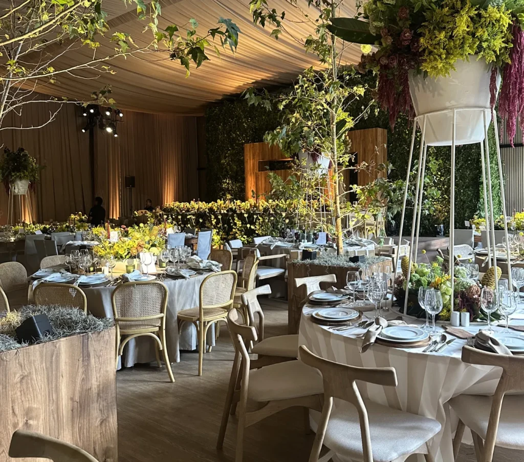 Mesa-montada-en-salón-de-eventos