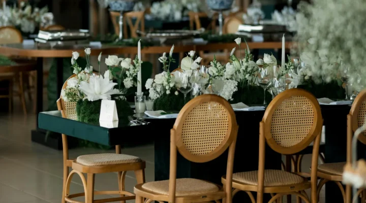 Montaje-de-evento-mesa-con-flores