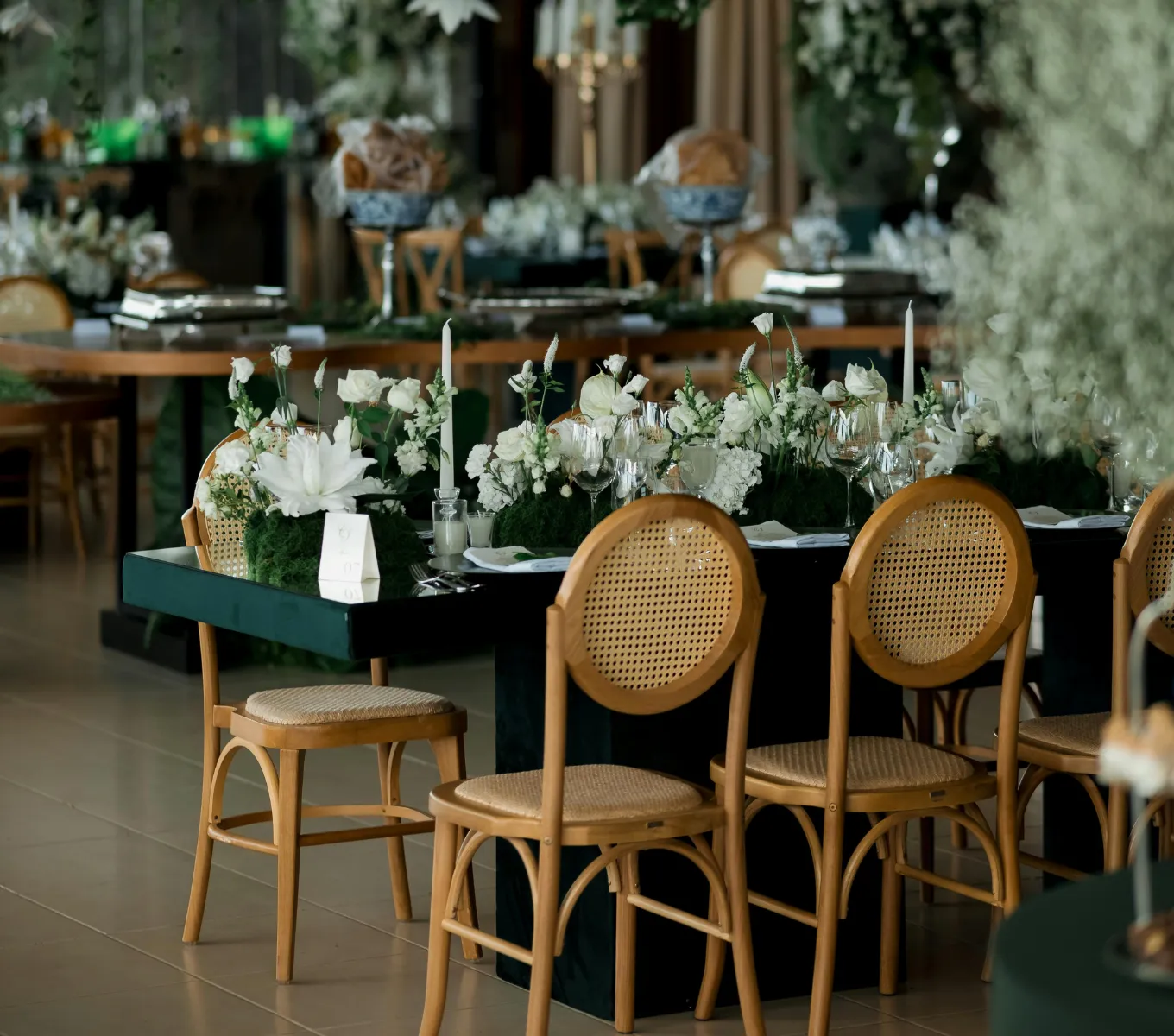 Montaje-de-evento-mesa-con-flores